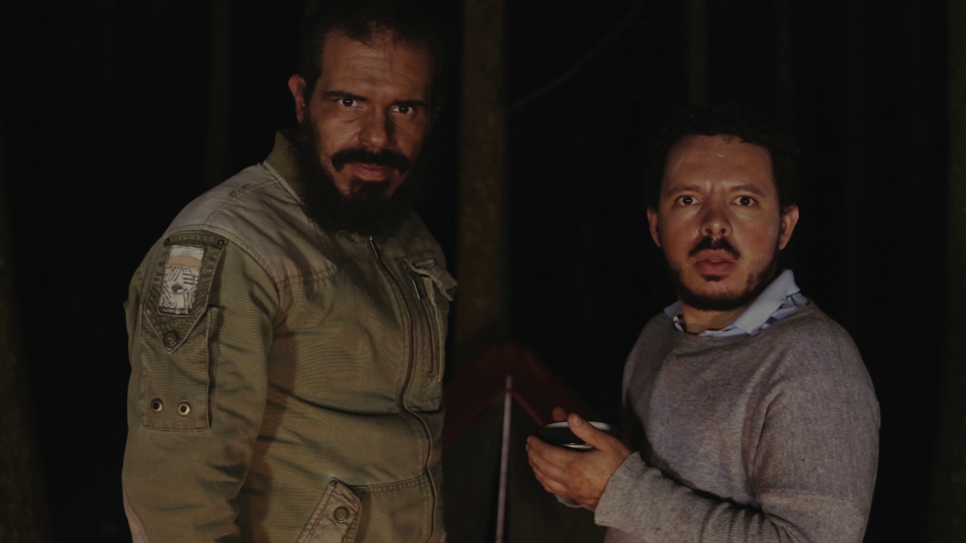 Campamento nocturno y fogata en medio del bosque de pinos en Esos Son Cuentos