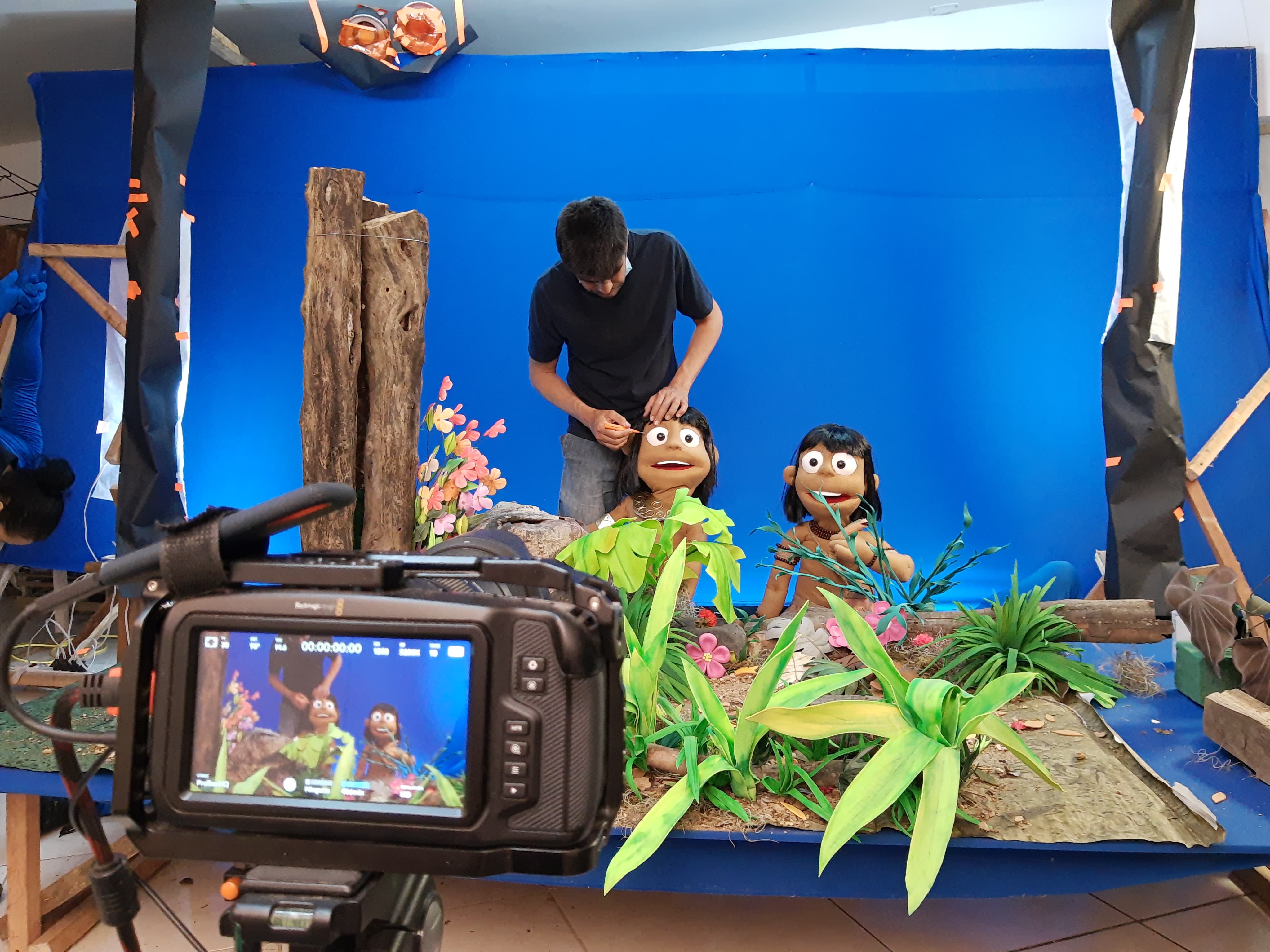 Fotograma del príncipe y Valentina construyendo el prototipo del pájaro Quimbaya.