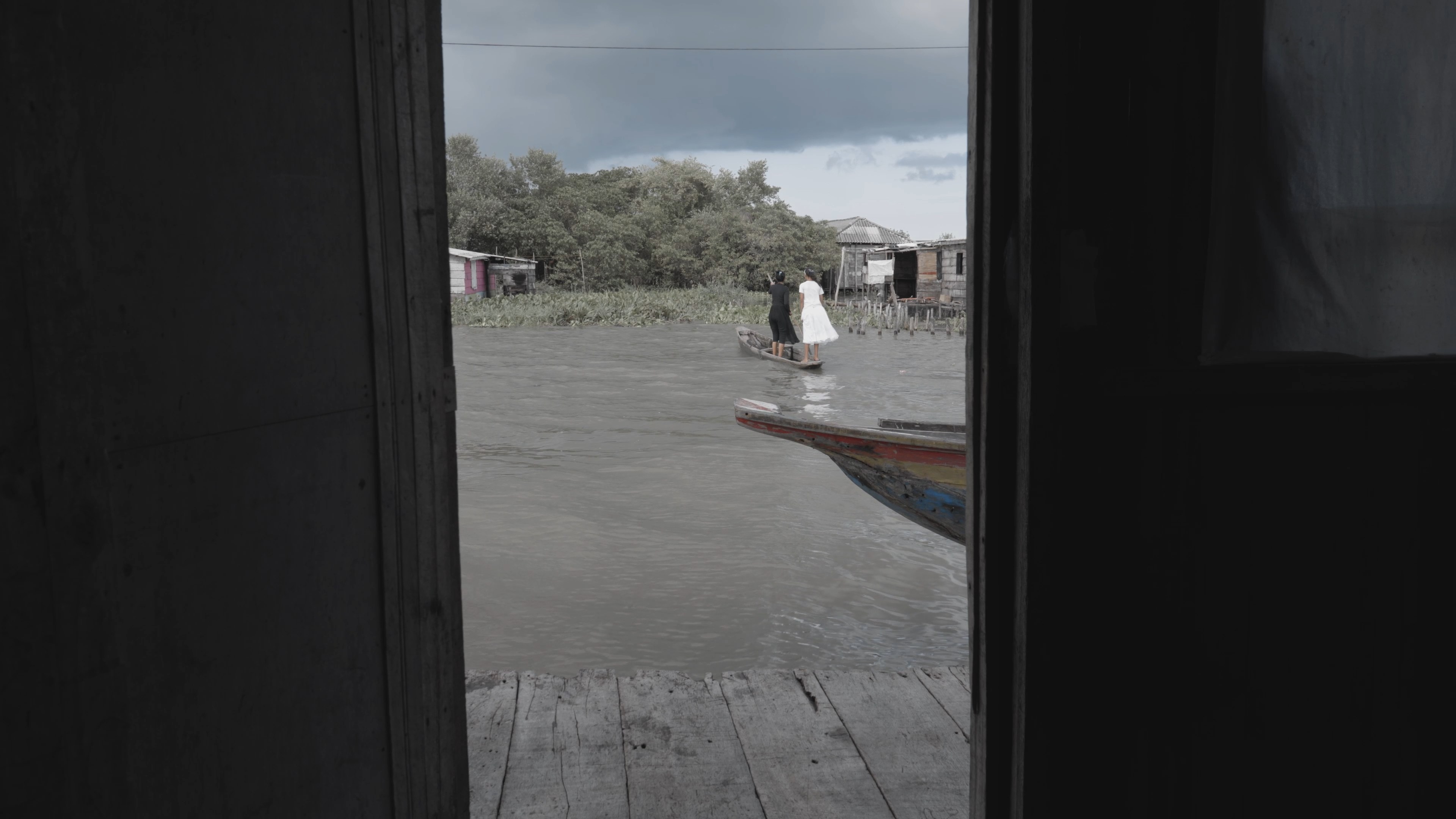Canoa solitaria flotando en la inmensidad de la Ciénaga de Luto en la Ciénaga